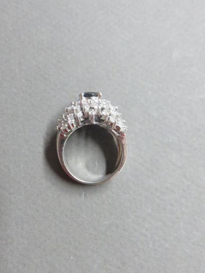 Bague dôme or gris 585 millièmes ornée au...