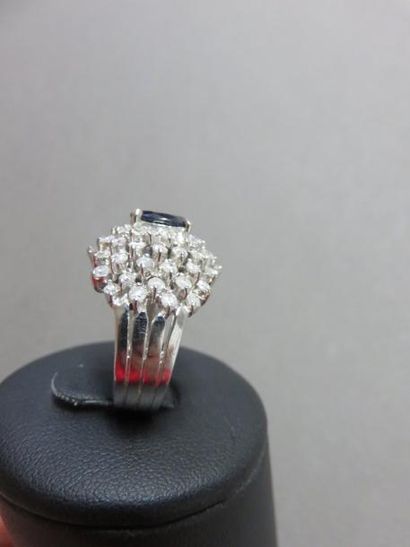 Bague dôme or gris 585 millièmes ornée au...