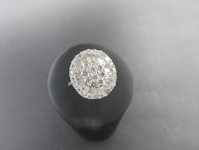 Bague ovale or gris 750 millièmes sertie...