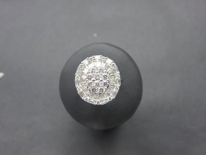 Bague ovale or gris 750 millièmes sertie...