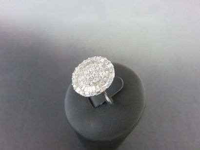 Bague ovale or gris 750 millièmes sertie...
