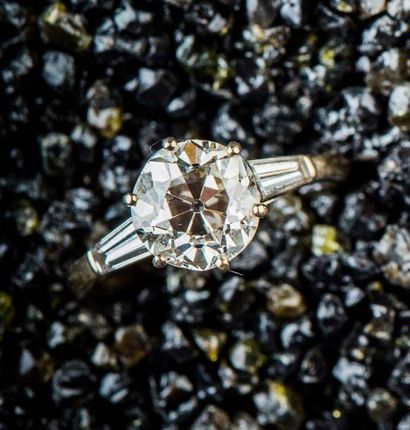 Bague solitaire or gris 750 millièmes ornée...