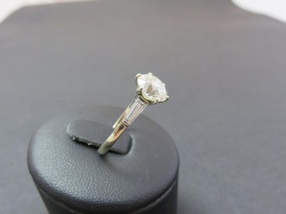 Bague solitaire or gris 750 millièmes ornée...