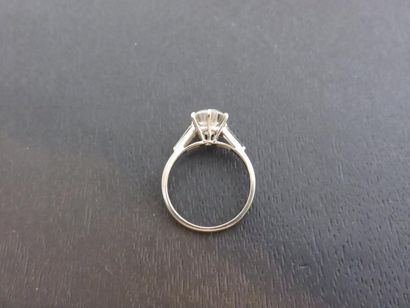 Bague solitaire or gris 750 millièmes ornée...