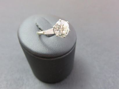 Bague solitaire or gris 750 millièmes ornée...