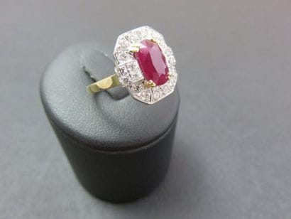Bague de forme rectangulaire à pans coupés...