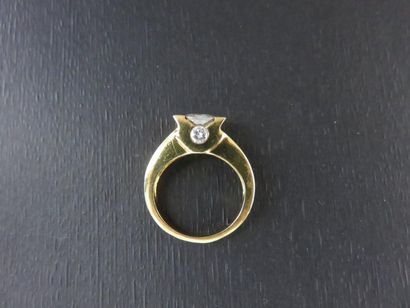Bague or jaune 750 millièmes, retenant au...