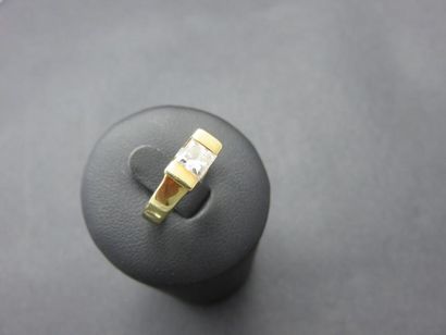 Bague or jaune 750 millièmes, retenant au...