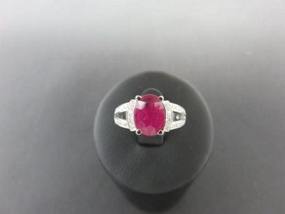 Bague or gris 750 millièmes ornée d'un rubis...