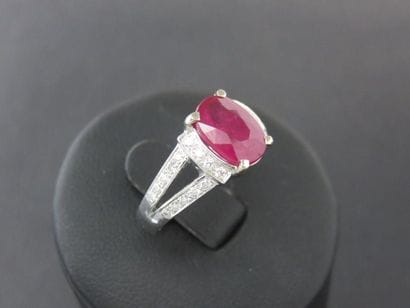 Bague or gris 750 millièmes ornée d'un rubis...