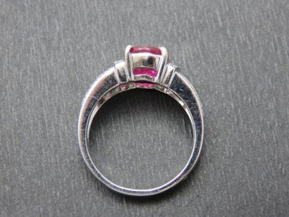 Bague or gris 750 millièmes ornée d'un rubis...