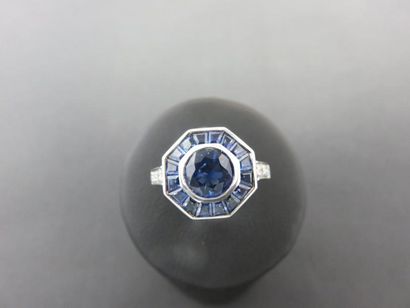 Bague or gris 750 millièmes ornée en son...