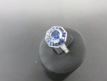 Bague or gris 750 millièmes ornée en son...