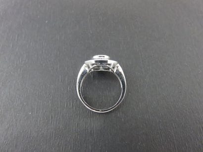 Bague or gris 750 millièmes ornée en son...