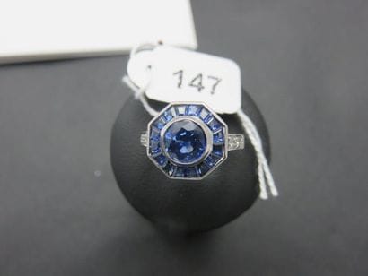 Bague or gris 750 millièmes ornée en son...