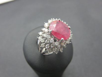 Bague jonc, or gris 585 millièmes ornée au...