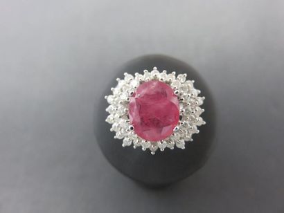 Bague jonc, or gris 585 millièmes ornée au...