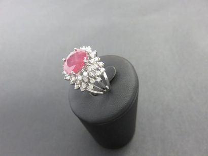 Bague jonc, or gris 585 millièmes ornée au...