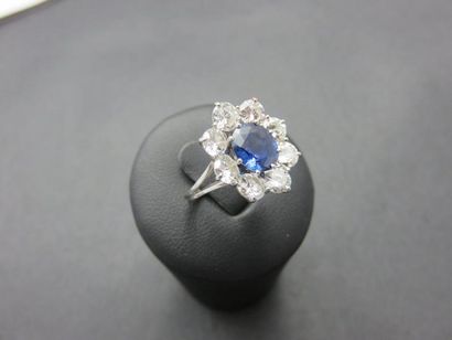 Bague or gris 750 millièmes et platine, forme...