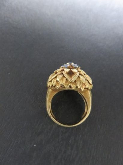 Bague dôme au décor de feuillage mat et brillant,...
