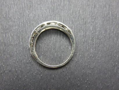 Bague jarretière or gris 750 millièmes, ornée...