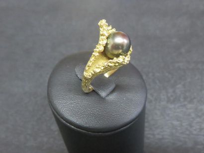 Bague or jaune 750 millièmes au décor ciselé...