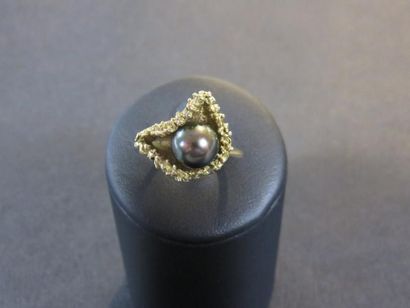 Bague or jaune 750 millièmes au décor ciselé...