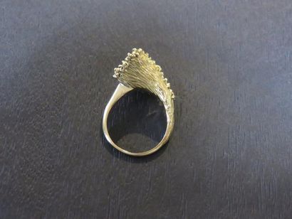 Bague or jaune 750 millièmes au décor ciselé...