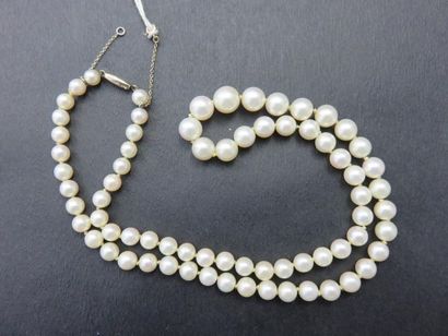 Collier composé d'une chute de 73 perles...