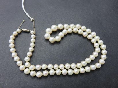 Collier composé d'une chute de 73 perles...