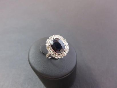 Bague platine ornée au centre d'un saphir...