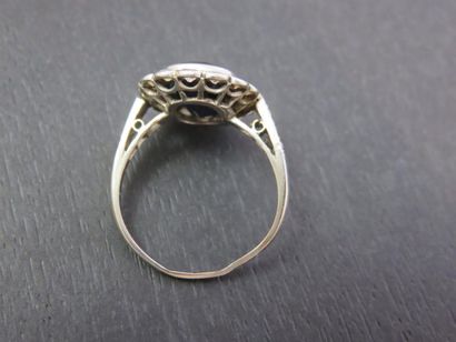 Bague platine ornée au centre d'un saphir...