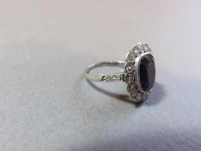 Bague platine ornée au centre d'un saphir...