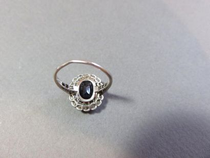 Bague platine ornée au centre d'un saphir...