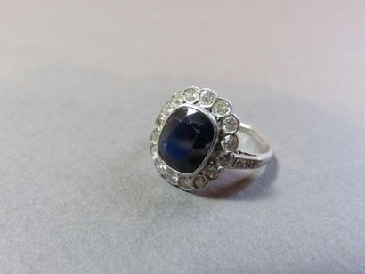 Bague platine ornée au centre d'un saphir...