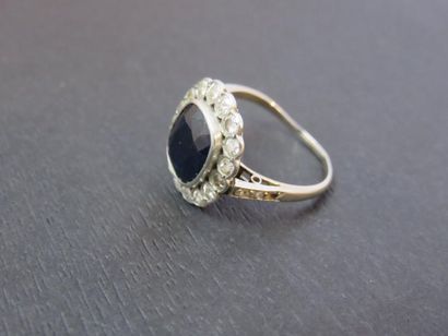 Bague platine ornée au centre d'un saphir...