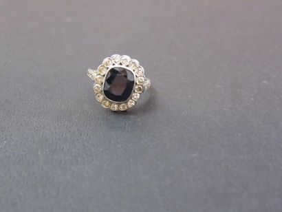 Bague platine ornée au centre d'un saphir...