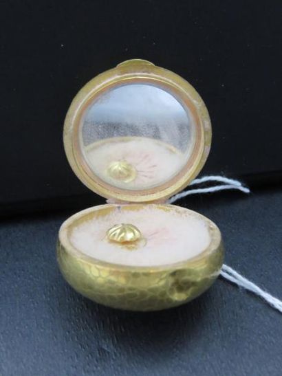 Poudrier de forme ronde, or jaune 750 millièmes,...