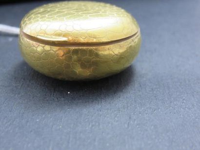 Poudrier de forme ronde, or jaune 750 millièmes,...