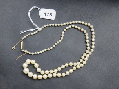 Collier chute composé de 103 perles de culture...