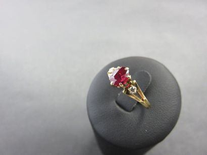 Bague or jaune 750 millième ornée au centre...