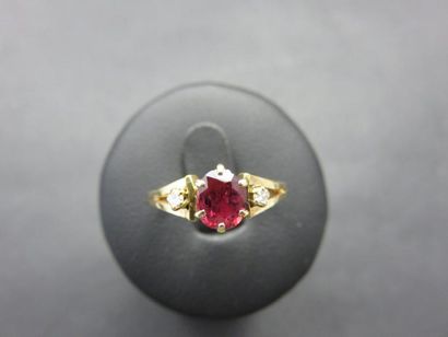 Bague or jaune 750 millième ornée au centre...