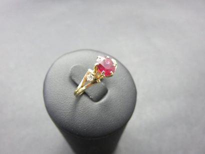 Bague or jaune 750 millième ornée au centre...