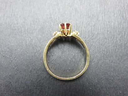 Bague or jaune 750 millième ornée au centre...