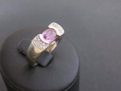 Bague or gris 750 millièmes ornée d'un saphir...
