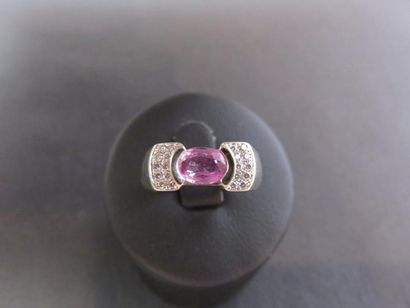 Bague or gris 750 millièmes ornée d'un saphir...