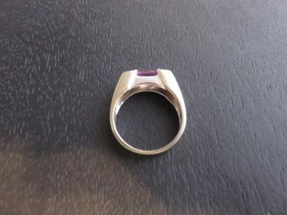 Bague or gris 750 millièmes ornée d'un saphir...