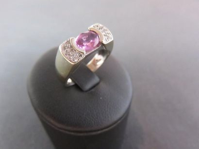 Bague or gris 750 millièmes ornée d'un saphir...