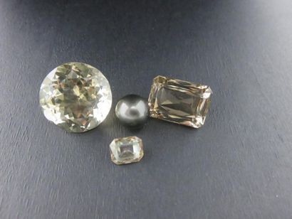 Lot de trois gemmes comprenant une citrine...