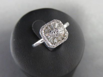 Bague or gris 750 millièmes agrémentée au...